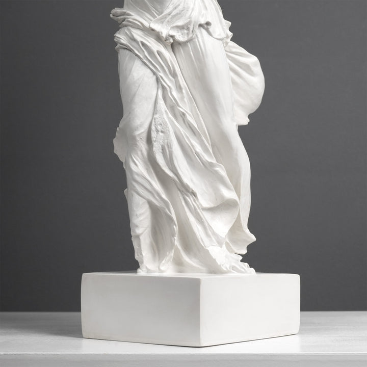 Nike Göttin des Sieges Skulptur (Kunstharz)