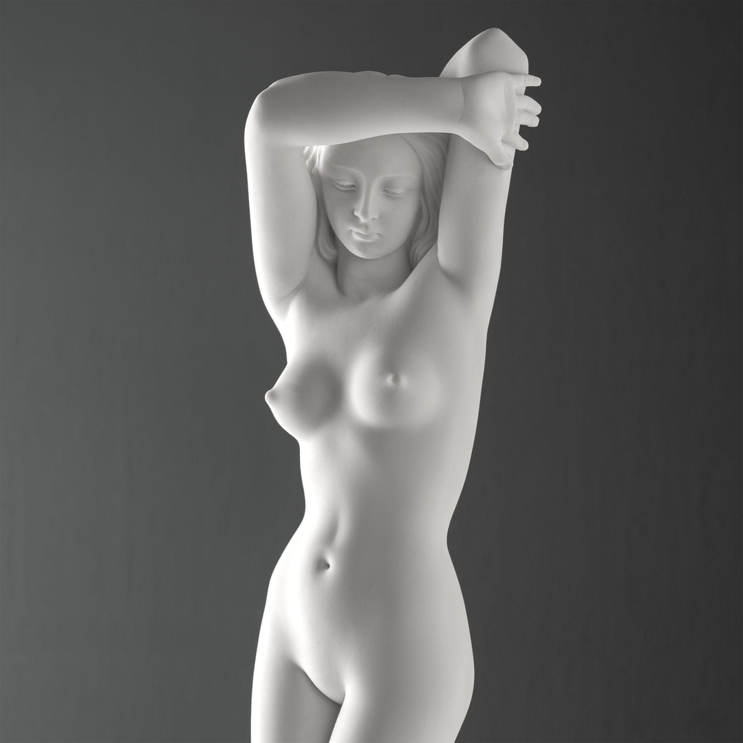 Aktstatue einer Frau – Enthuellte Eleganz
