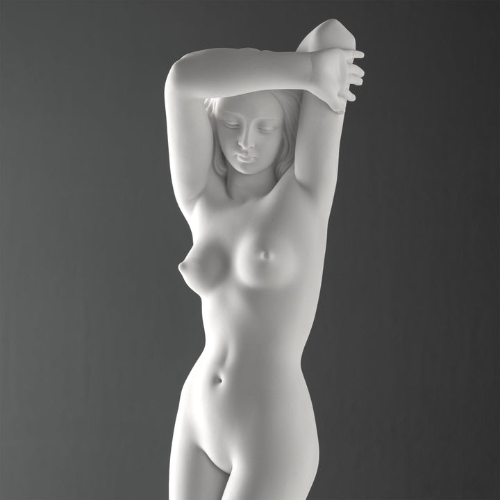 Aktstatue einer Frau – Enthuellte Eleganz