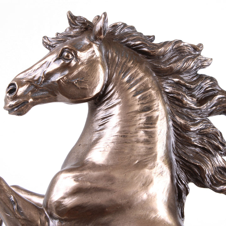 Steigendes Pferd (Bronzierte Skulptur aus Kunstharz)