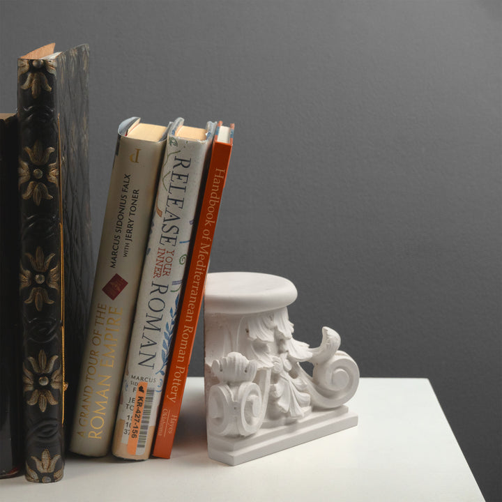 Römisches Kapitell Buchstütze – Skulptur im klassischen Architekturstil