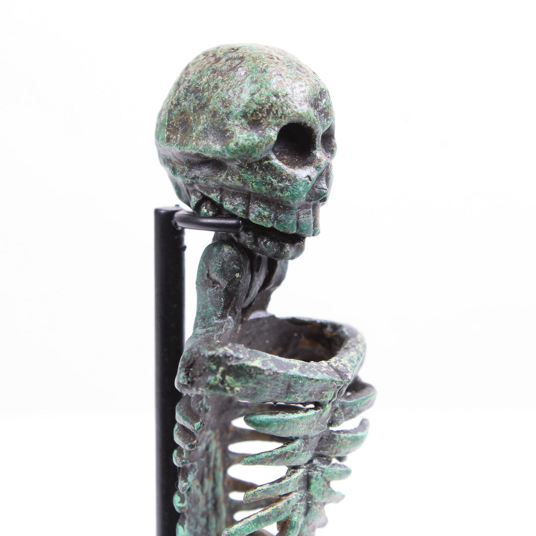 Römisches Skelett Statue – Larva Convivalis Memento Mori Skulptur (Bronzierte Skulptur aus Kunstharz)