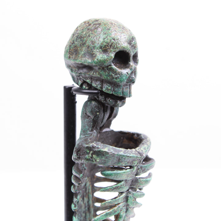 Römisches Skelett Statue – Larva Convivalis Memento Mori Skulptur (Bronzierte Skulptur aus Kunstharz)