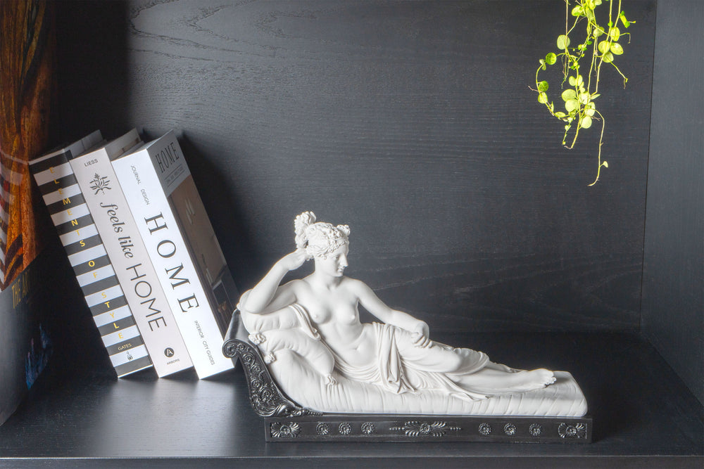 Venus Victrix (Pauline Bonaparte) Skulptur — auf schwarzem Sockel