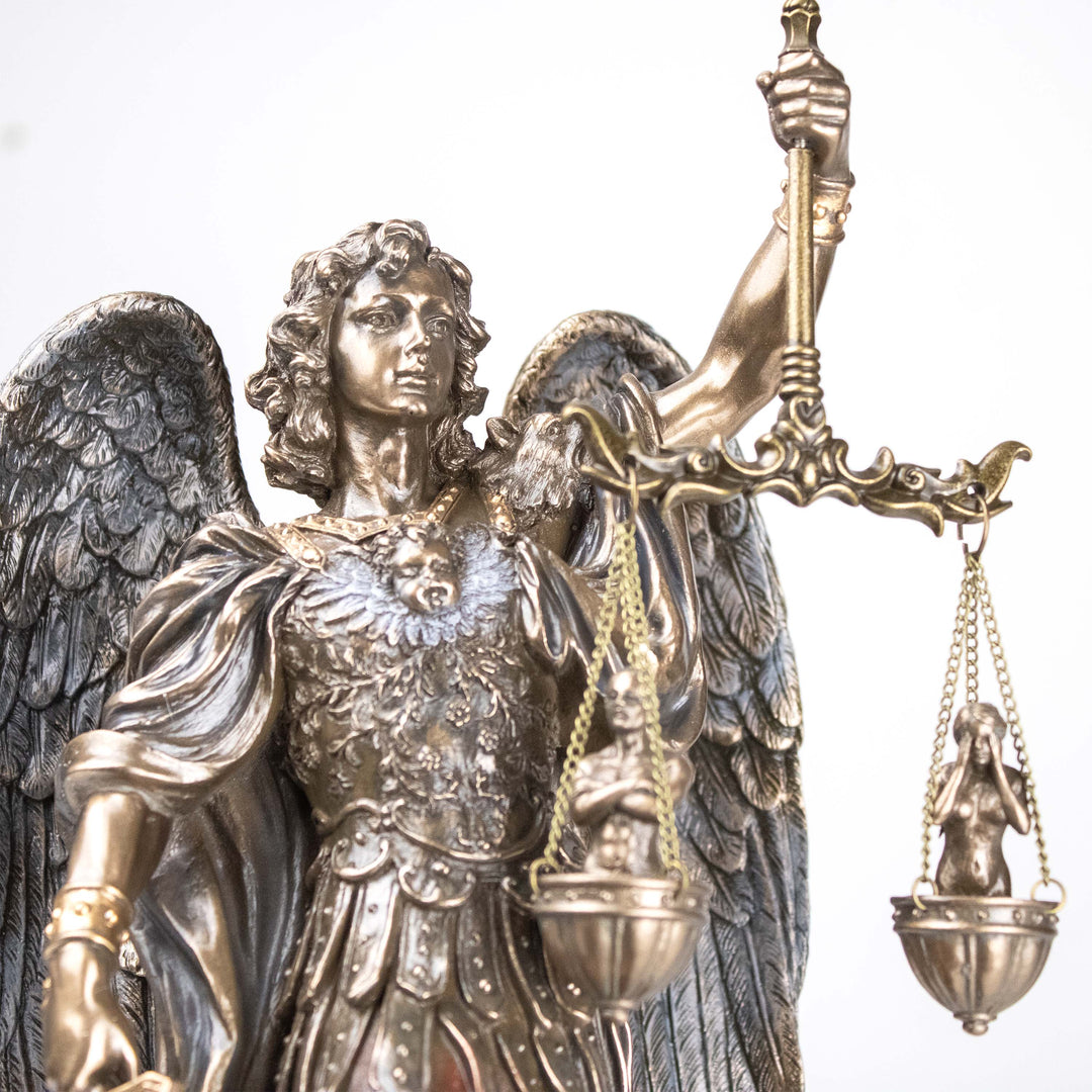 Statue St. Michael mit Waage der Gerechtigkeit (Bronzeskulptur)