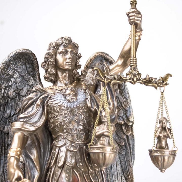 Statue St. Michael mit Waage der Gerechtigkeit (Bronzeskulptur)