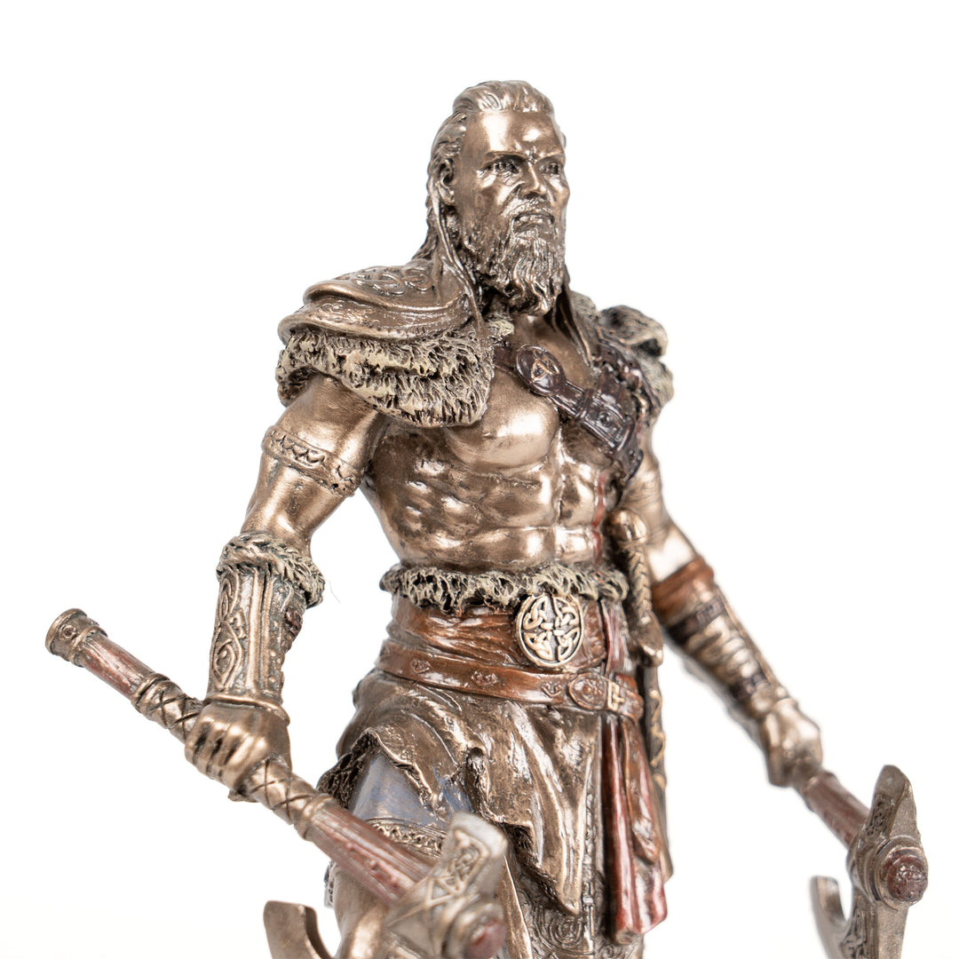 Wikinger-Krieger Statue mit zwei Äxten (Kaltgussbronze-Skulptur)