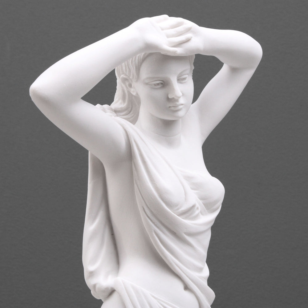 Junge Dame in Kleidung posierend Statue