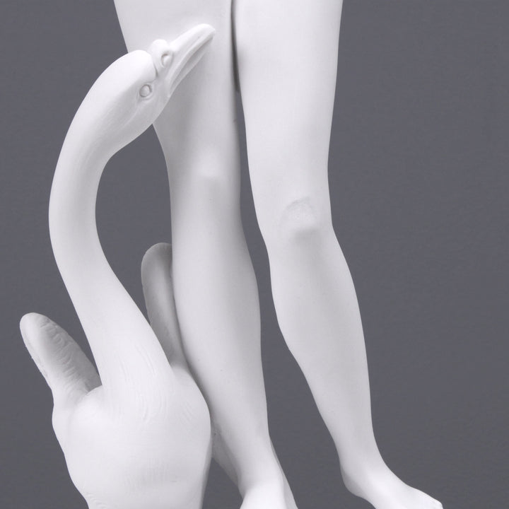Junge Dame mit einem Schwan Statue