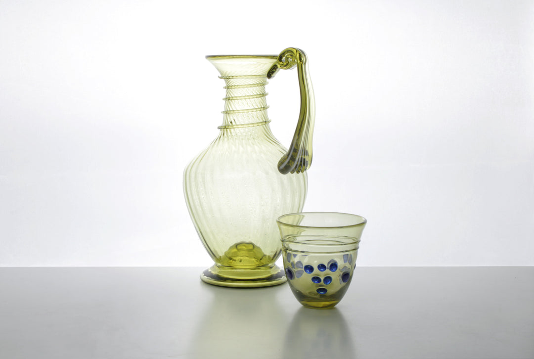 Antiker römischer Weinkelch mit Traubenrelief im Set von 2