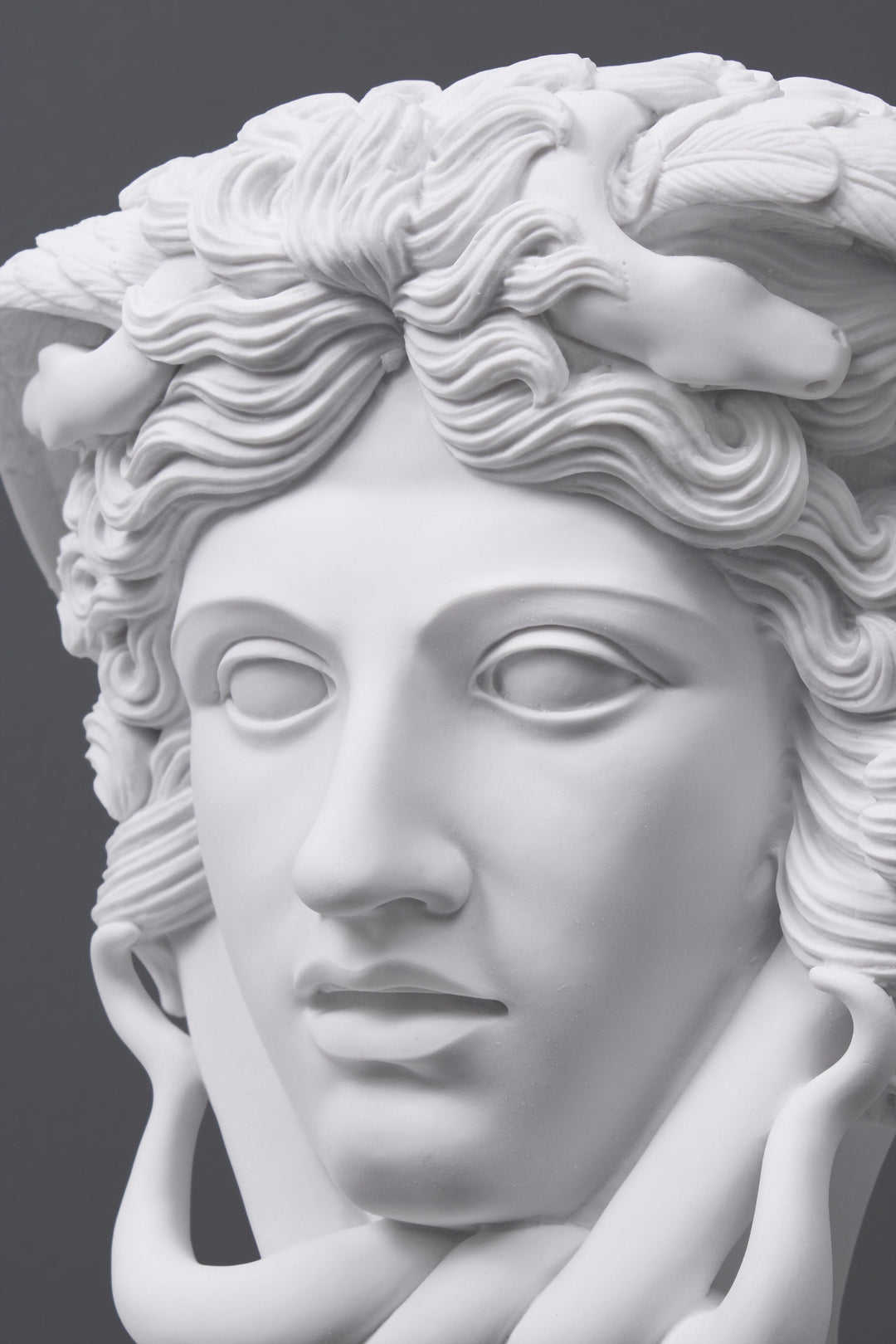 Medusa Kopf Statue auf Sockel