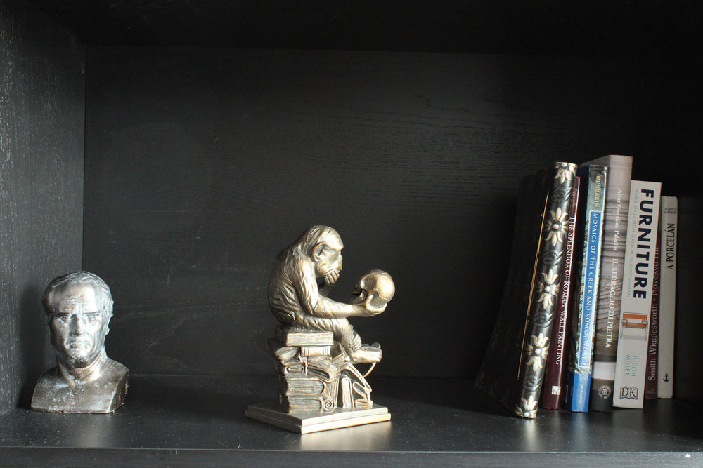 Affe mit Schädel Statue (Affe mit Schädel Skulptur von Hugo Rheinhold)