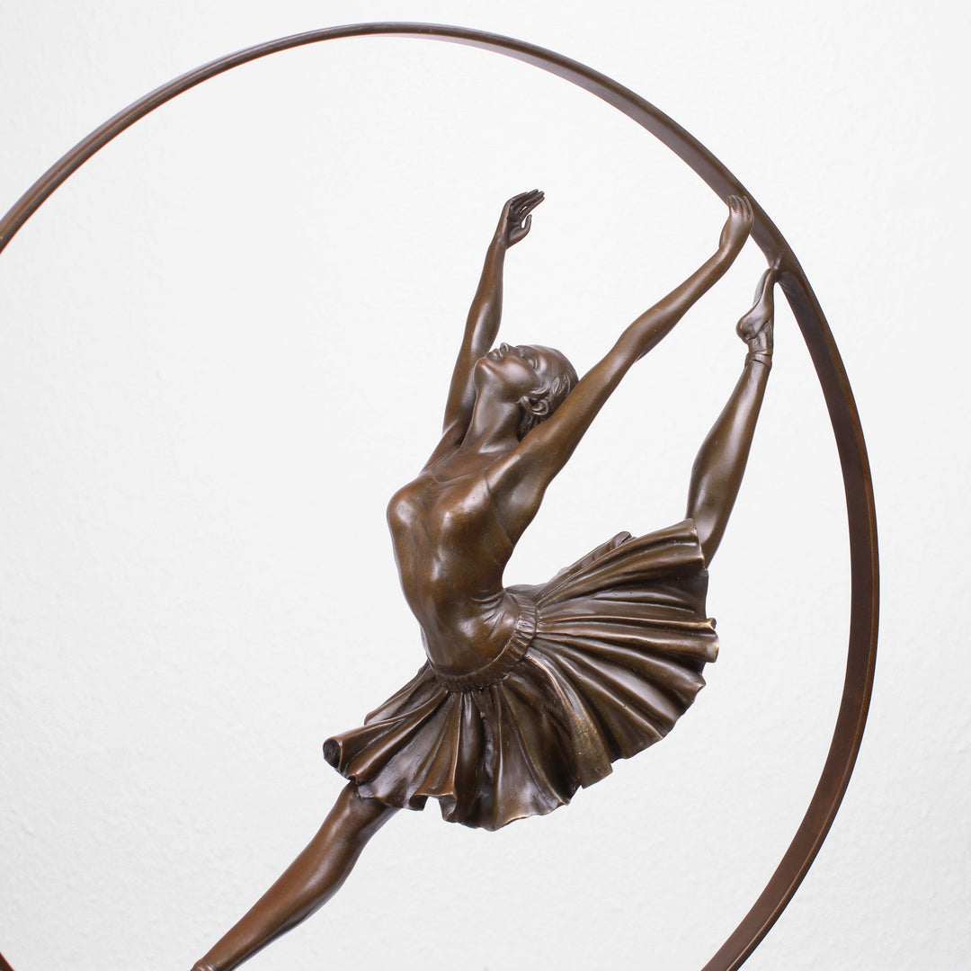Tänzerin mit Reif Statue (Bronze, Wachsguss)