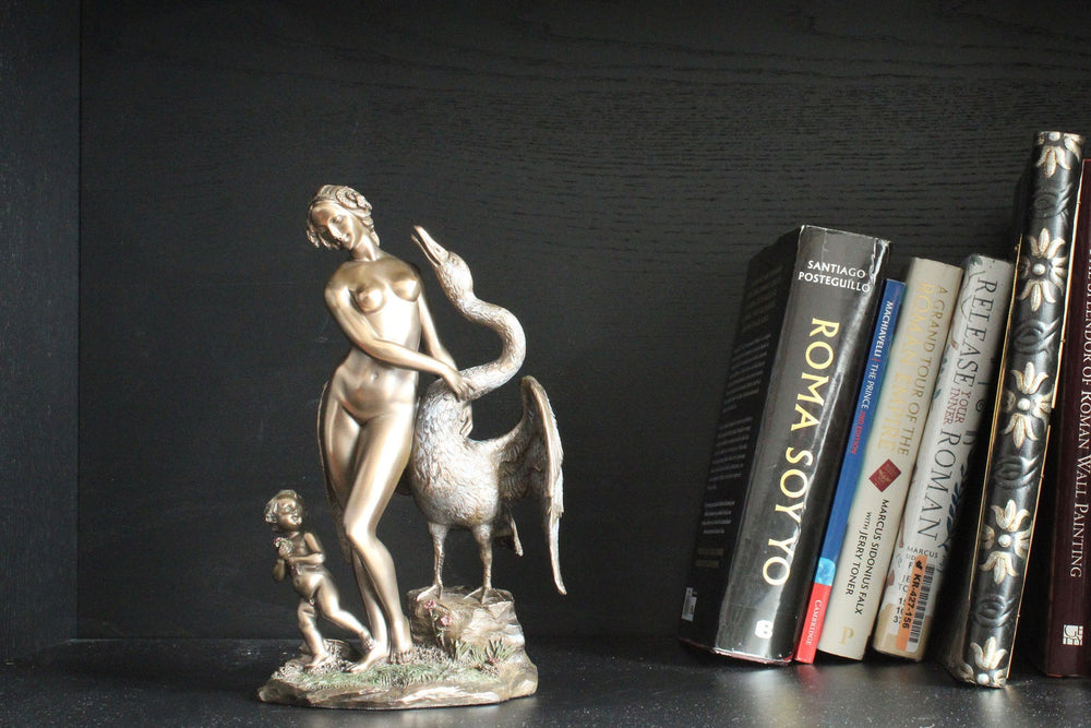 Leda und der Schwan (Bronzierte Skulptur aus Kunstharz)