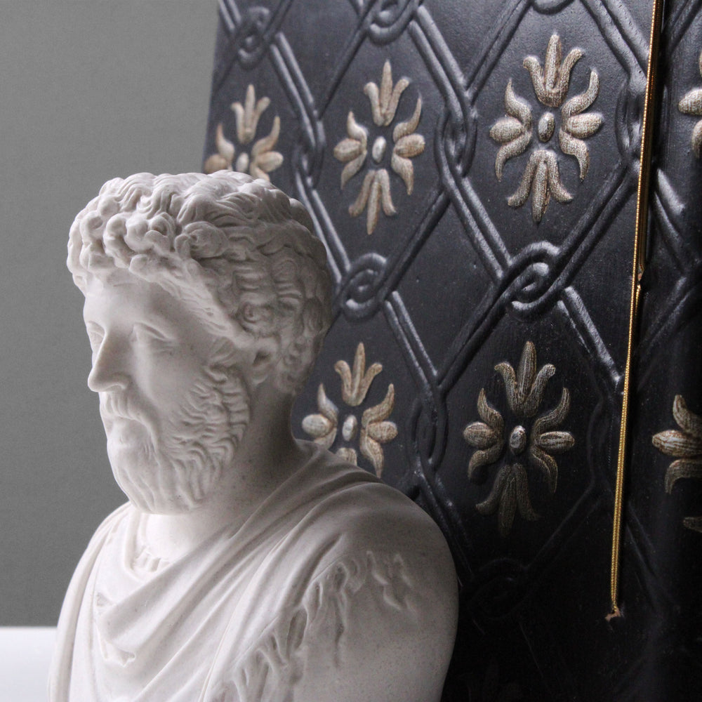 Marcus Aurelius Büste – Buchstütze mit schwarzem Marmorsockel