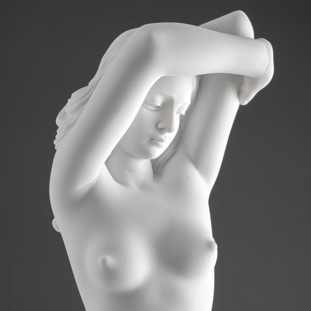 Aktstatue einer Frau – Enthuellte Eleganz