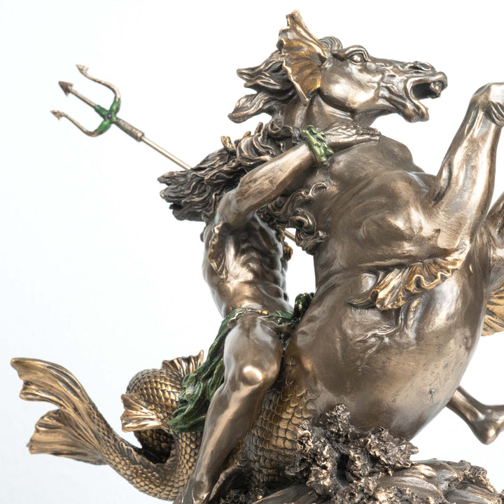 Poseidon auf Meerpferd (Bronzierte Skulptur aus Kunstharz)