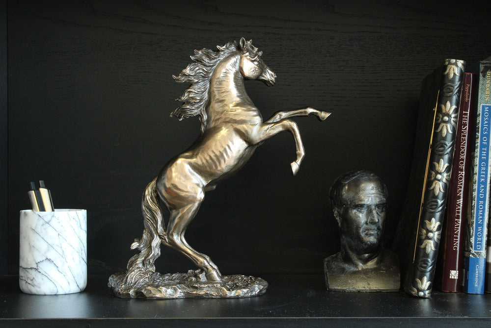 Steigendes Pferd (Bronzierte Skulptur aus Kunstharz)