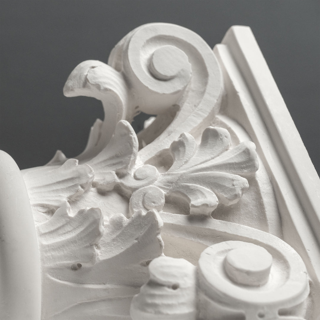Römisches Kapitell Buchstütze – Skulptur im klassischen Architekturstil