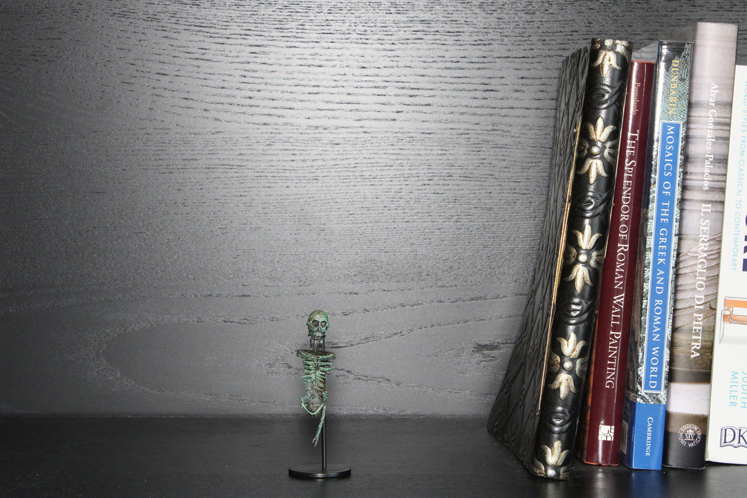 Römisches Skelett Statue – Larva Convivalis Memento Mori Skulptur (Bronzierte Skulptur aus Kunstharz)