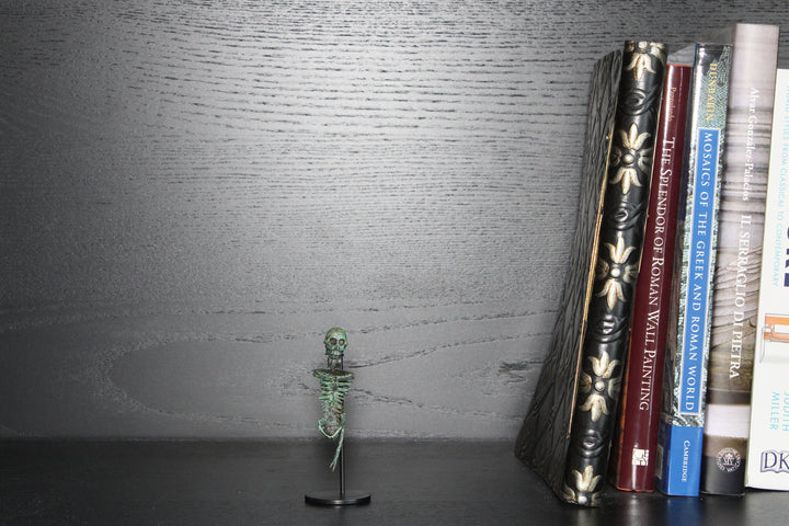 Römisches Skelett Statue – Larva Convivalis Memento Mori Skulptur (Bronzierte Skulptur aus Kunstharz)