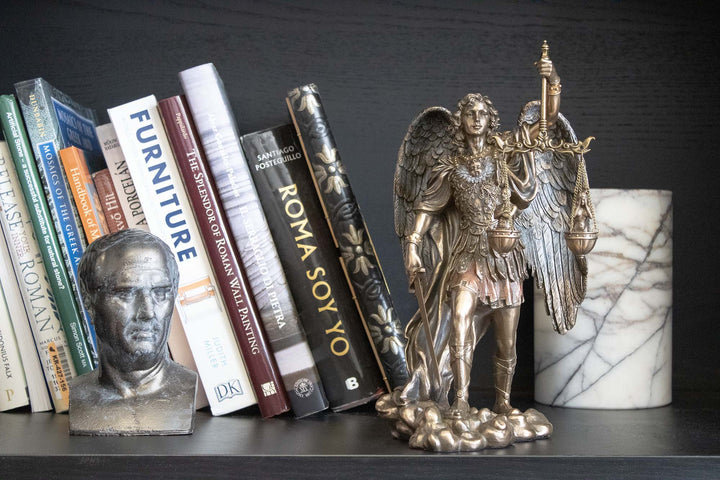 Statue St. Michael mit Waage der Gerechtigkeit (Bronzeskulptur)