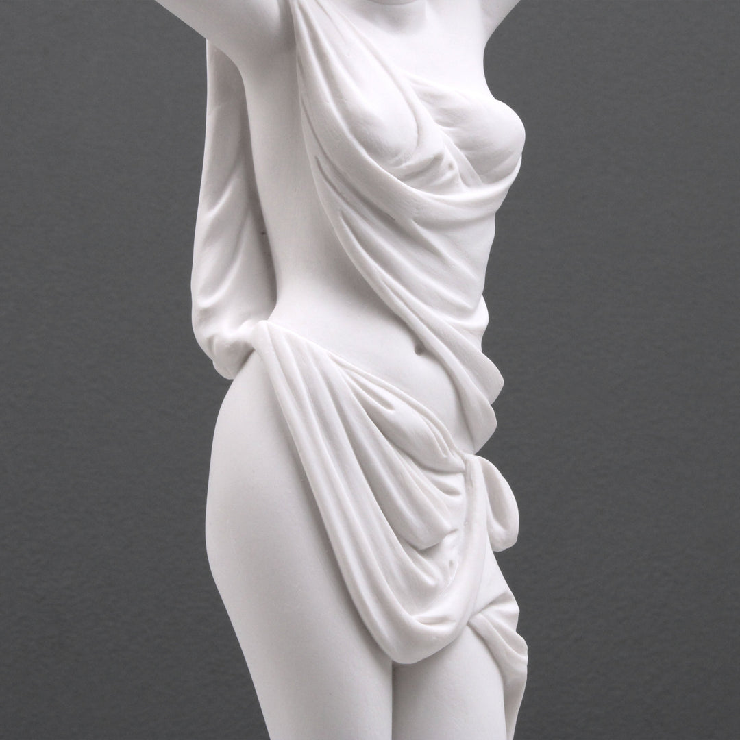Junge Dame in Kleidung posierend Statue