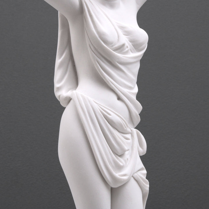Junge Dame in Kleidung posierend Statue