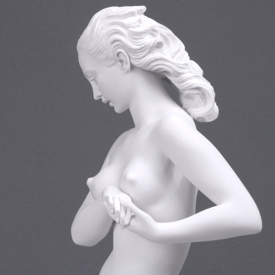 Junge Dame mit einem Schwan Statue