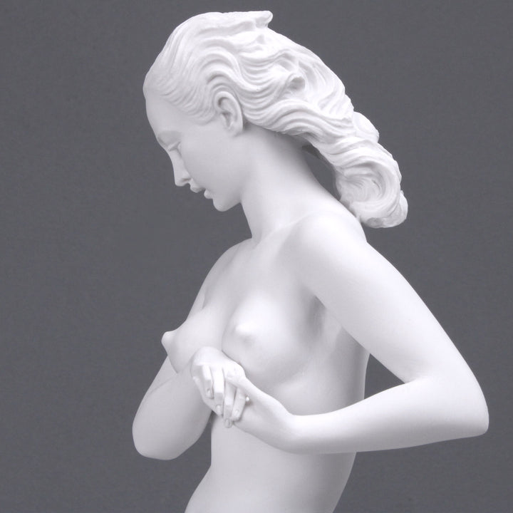 Junge Dame mit einem Schwan Statue