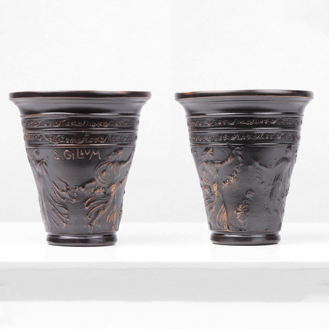 Römische Becher mit Tanzszene (Paar, Schwarz)