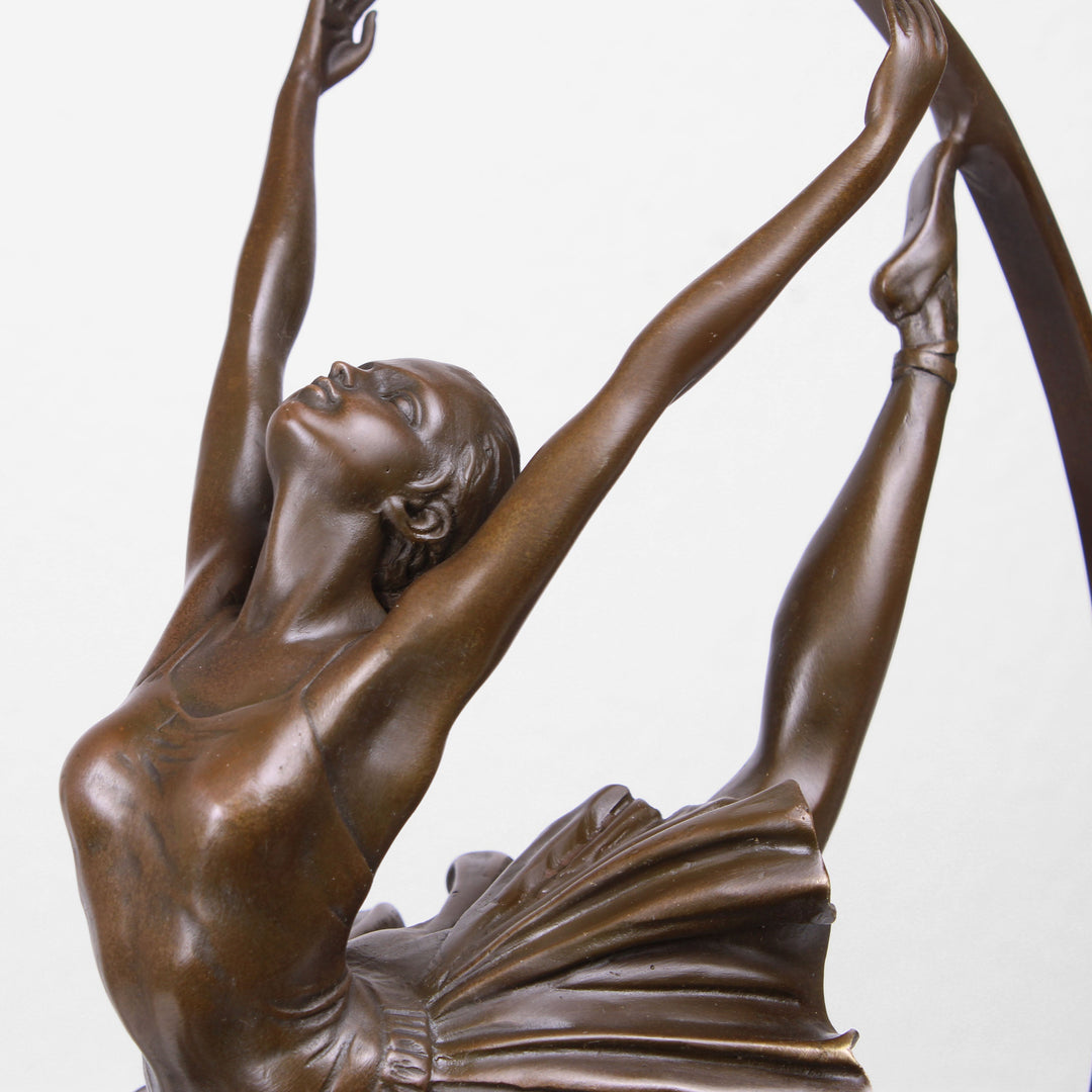 Tänzerin mit Reif Statue (Bronze, Wachsguss)