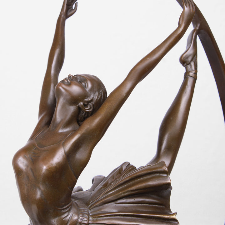 Tänzerin mit Reif Statue (Bronze, Wachsguss)
