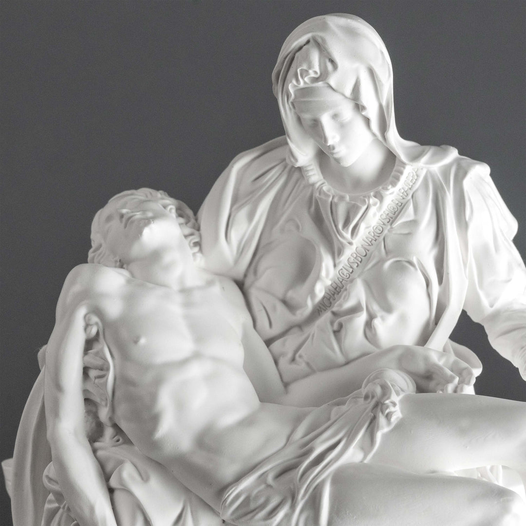Michelangelos Pietà Skulptur – Weiße Statue (Vatikanisches Museum)