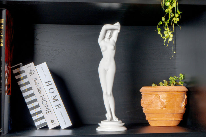 Aktstatue einer Frau – Enthuellte Eleganz