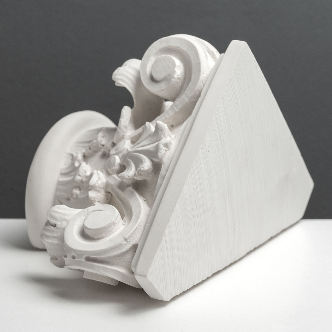 Römisches Kapitell Buchstütze – Skulptur im klassischen Architekturstil