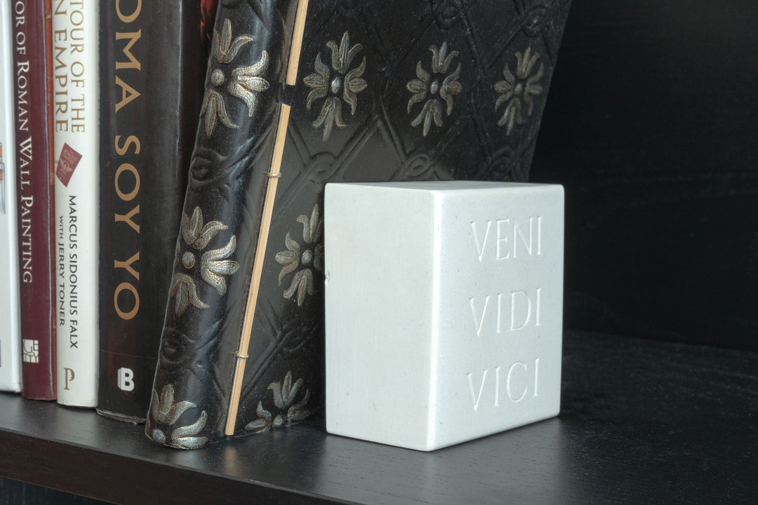 Buchstuetze Veni Vidi Vici – Roemische Inschrift Skulptur