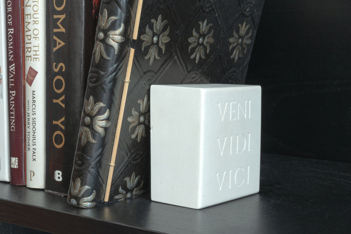 Buchstuetze Veni Vidi Vici – Roemische Inschrift Skulptur