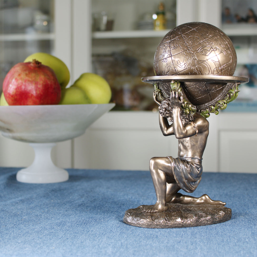 Atlas (Bronzierte Skulptur aus Kunstharz)