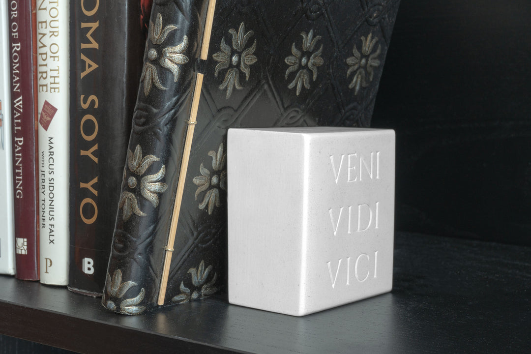 Buchstuetze Veni Vidi Vici – Roemische Inschrift Skulptur