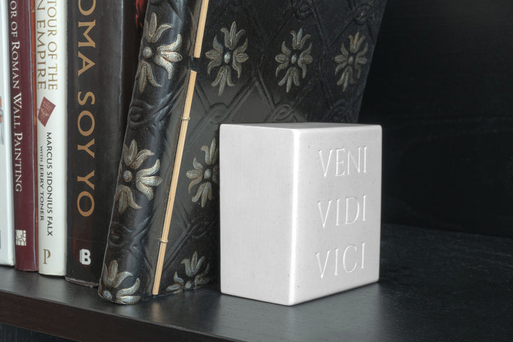 Buchstuetze Veni Vidi Vici – Roemische Inschrift Skulptur