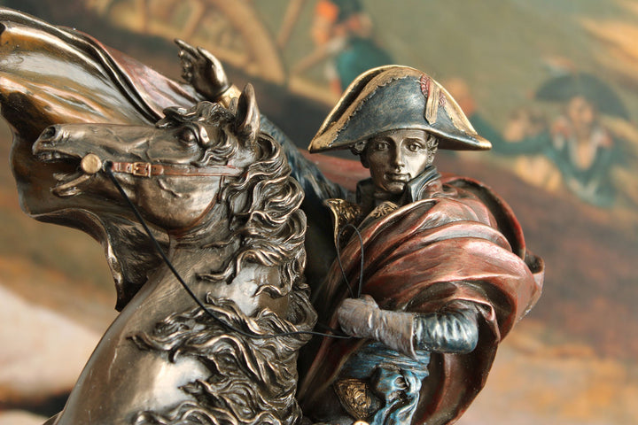 Napoleon Überquert die Alpen (Bronzierte Skulptur aus Kunstharz)