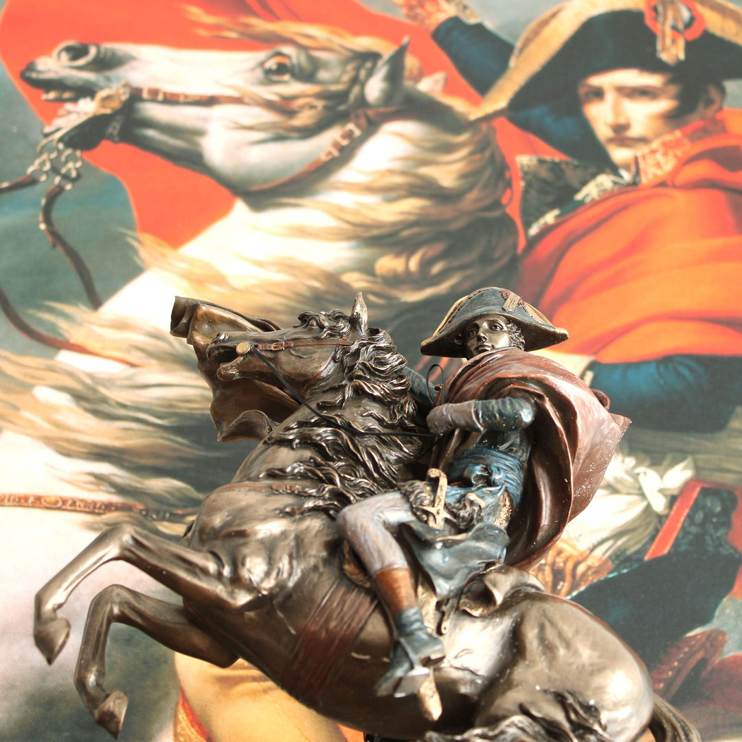 Napoleon Überquert die Alpen (Bronzierte Skulptur aus Kunstharz)
