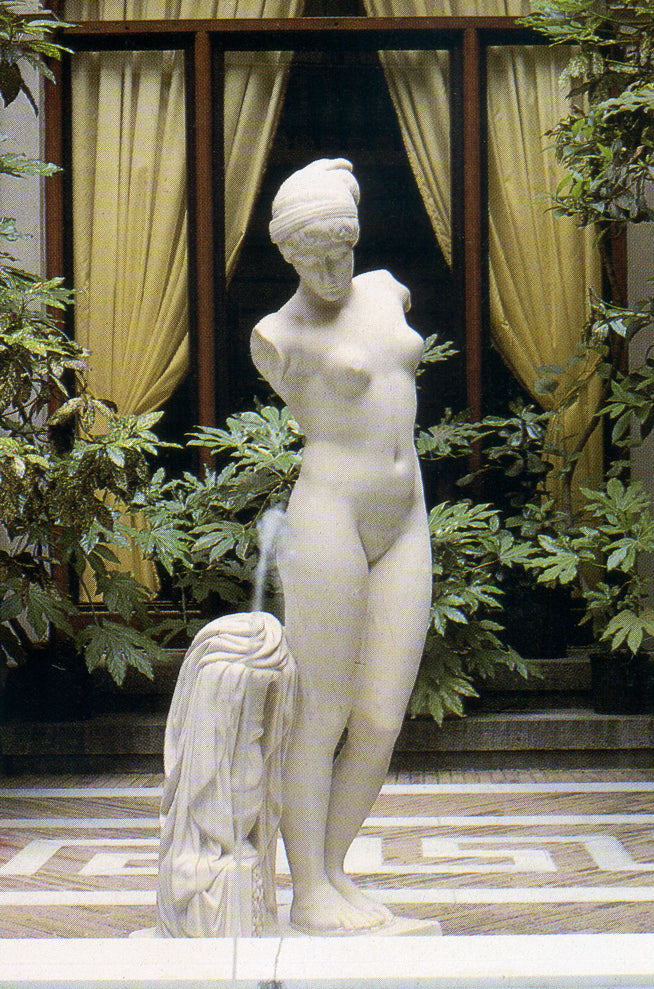 Weibliche Lebensgrosse Statue