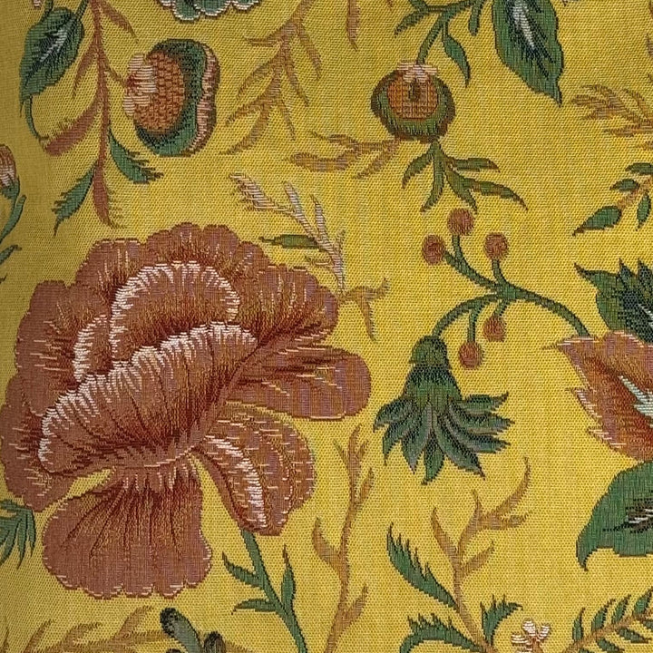 Gelber Kissenbezug mit Pfingstrosenmotiv – Botanisches Design aus dem Toile-de-Jouy-Museum (Jacquard gewebt)