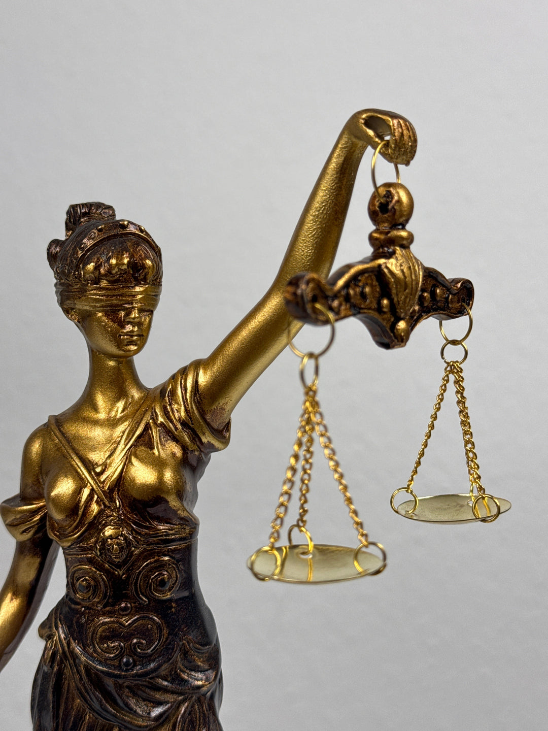 Justitia Skulptur – Symbol für Recht und Gerechtigkeit (Klein, Patinierte Bronzefigur)