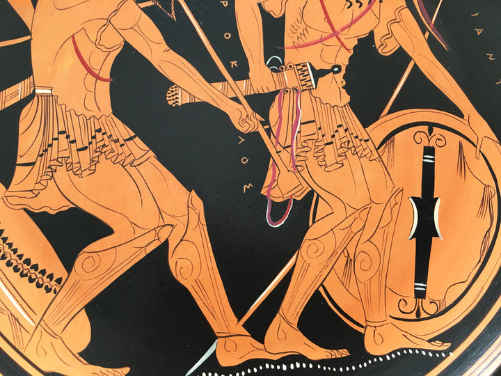 Griechischer rotfiguriger Teller mit Achilles und Patroklos