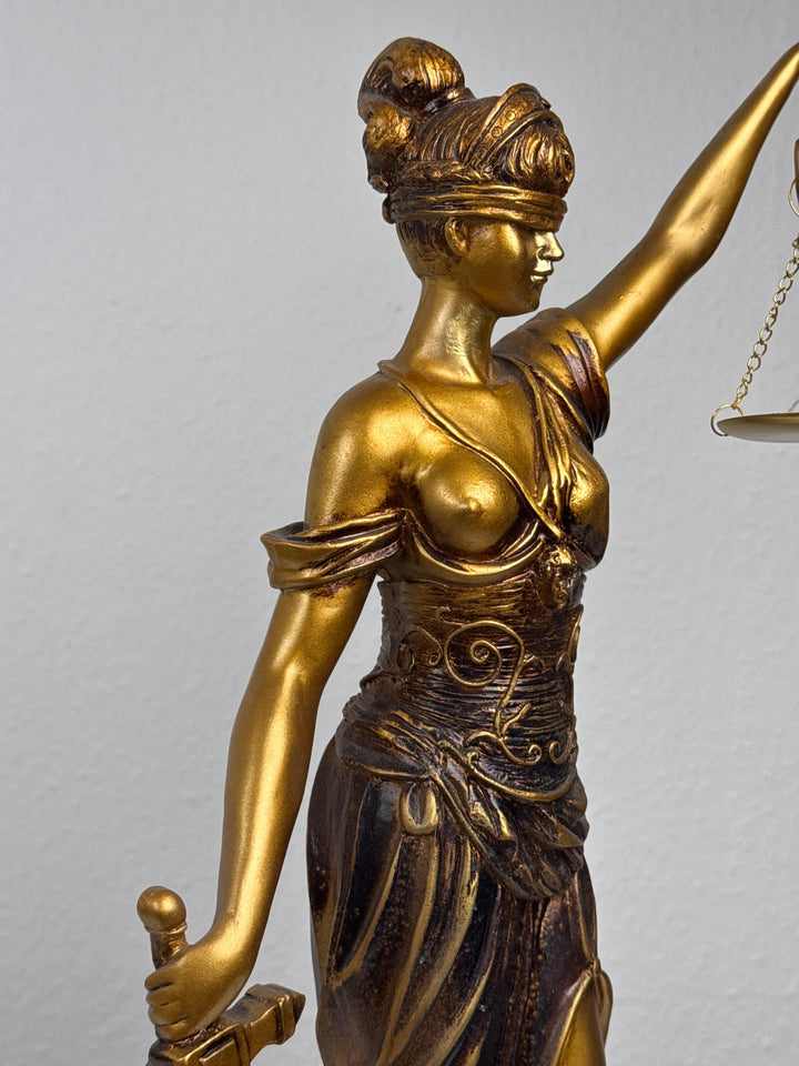 Justitia Skulptur – Symbol für Recht und Gerechtigkeit (Groß, Patinierte Bronzefigur)