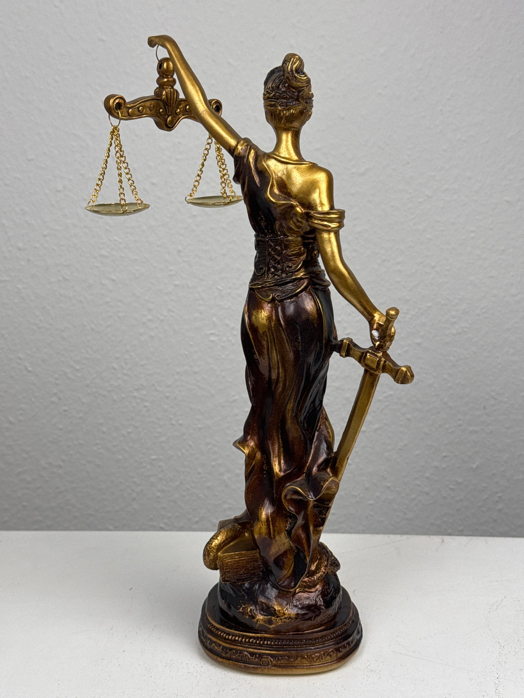 Justitia Skulptur – Symbol für Recht und Gerechtigkeit (Patinierte Bronzefigur)