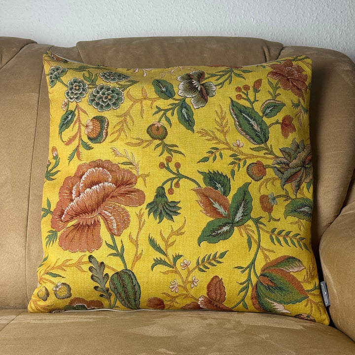 Gelber Kissenbezug mit Pfingstrosenmotiv – Botanisches Design aus dem Toile-de-Jouy-Museum (Jacquard gewebt)